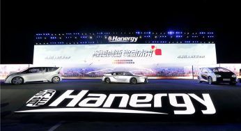 Auto elettriche: pannelli solari su tetto e cofano per evitare la ricarica?
