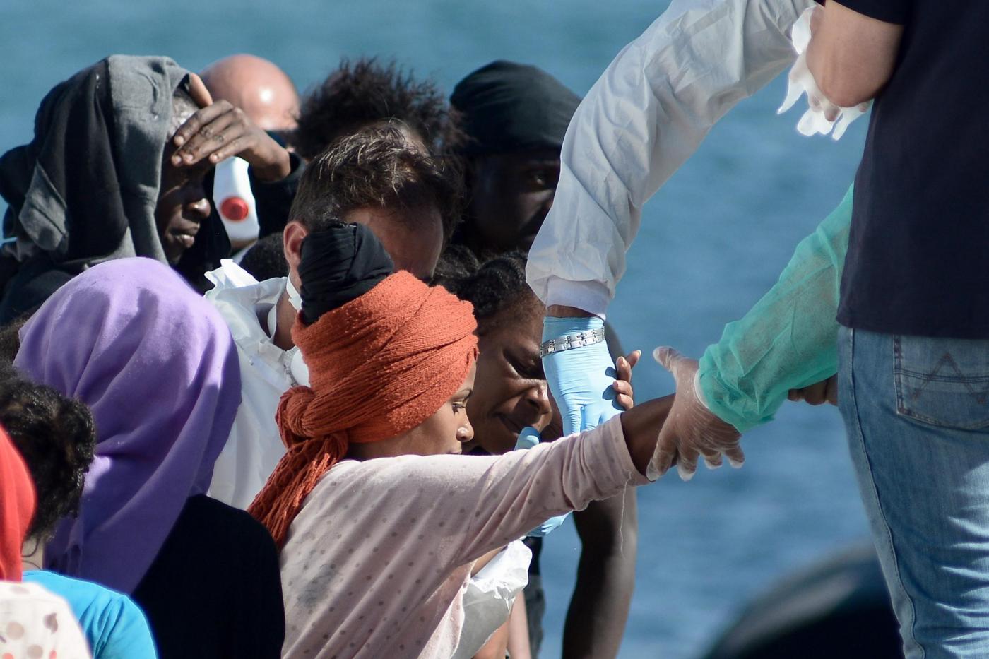 Palermo, oltre 1000 migranti sbarcano da Nave Borsini