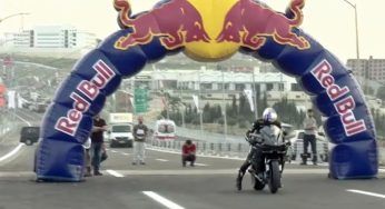 Folle impresa, a 400 Km/h su una moto