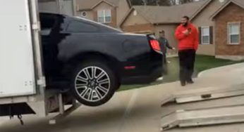 Una Ford Mustang viene caricata su un camion ma accade il peggio