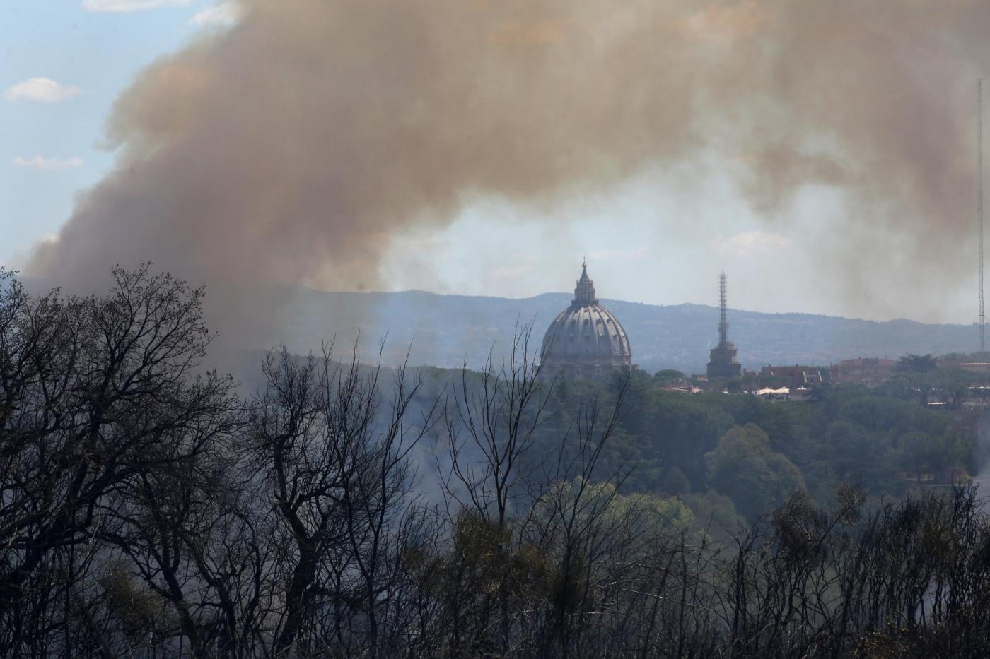Roma: incendio nel Parco del Pineto, chiusa la Roma Fiumicino
