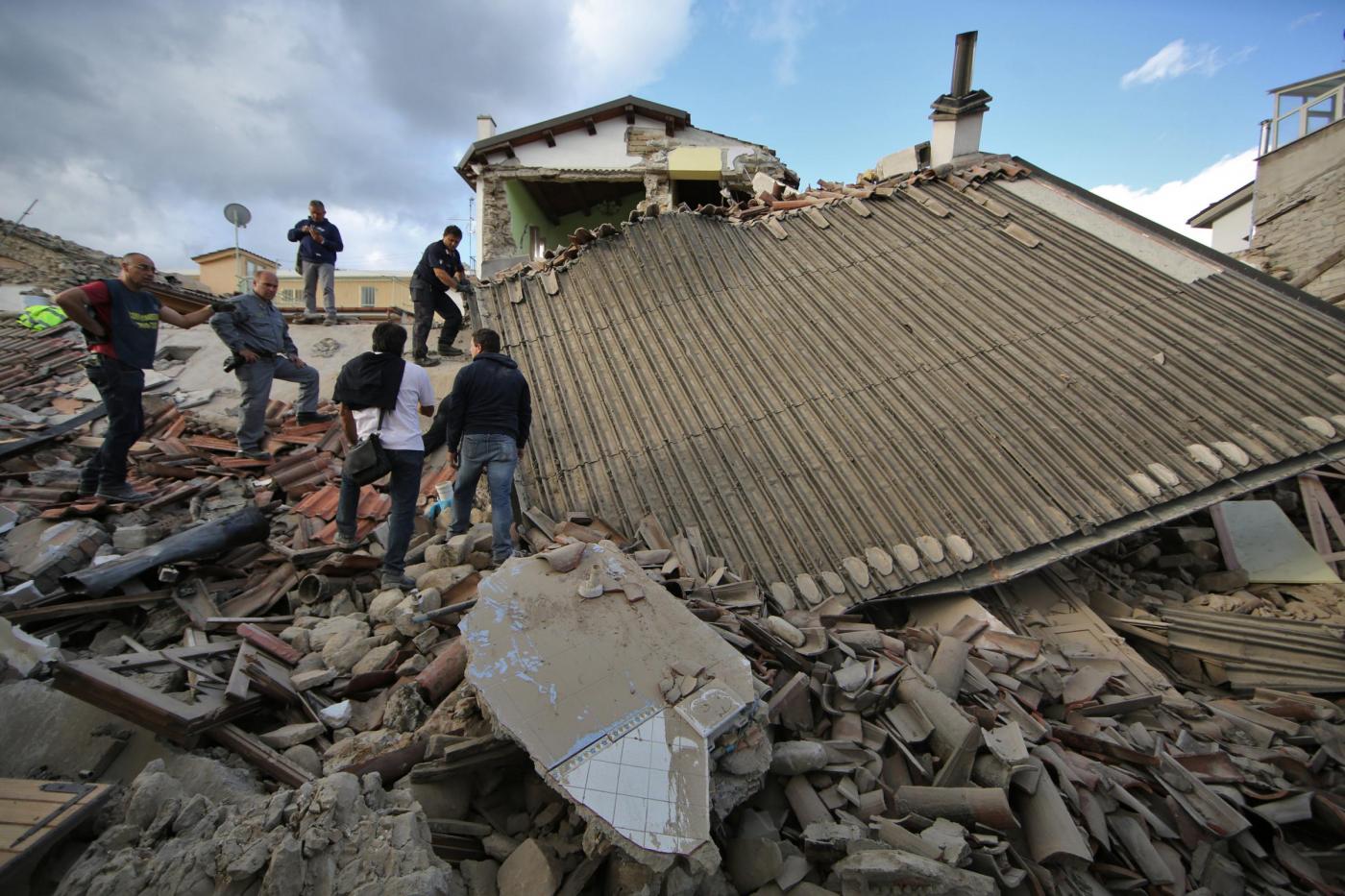 Terremoto di magnitudo 6.0 devasta il centro Italia: le immagini di Amatrice distrutta