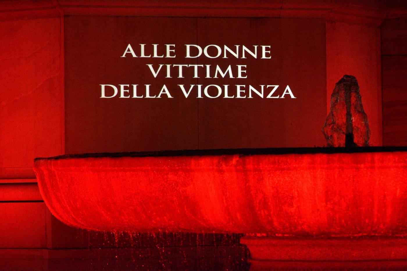 La fontana in piazza del Quirinale illuminata di rosso in memoria delle donne vittime della violenza
