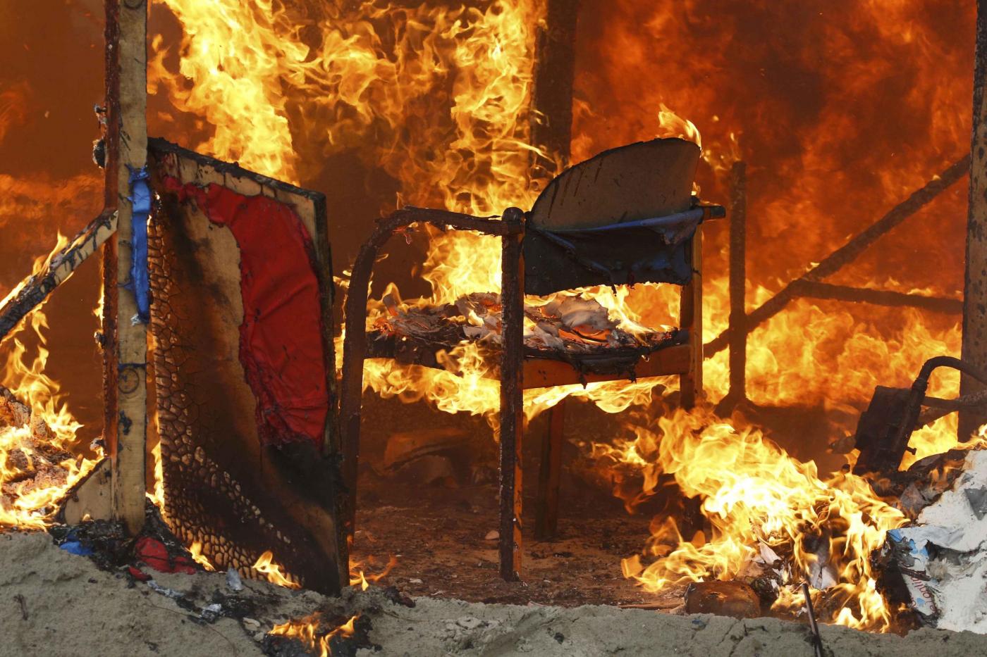 Calais, migranti danno fuoco alle loro baracche prima di lasciare La Giungla
