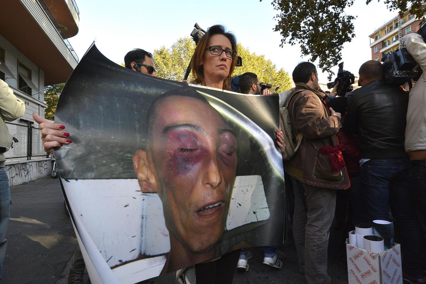 Ilaria Cucchi e i genitori in sit in davanti al Palazzo di Giustizia di Roma con le foto di Stefano Cucchi