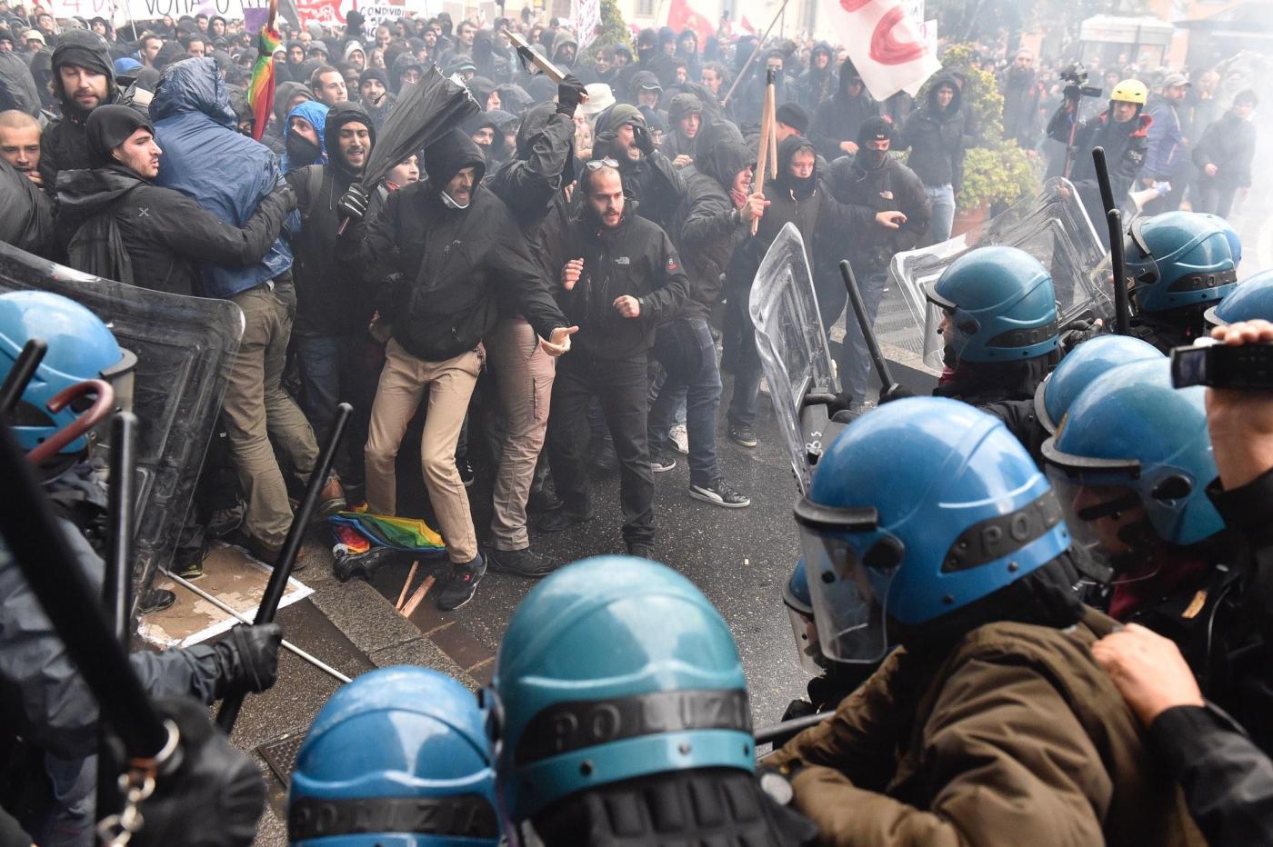 Firenze, manifestazione anti Leopolda: scontri contro le Forze dell'Ordine