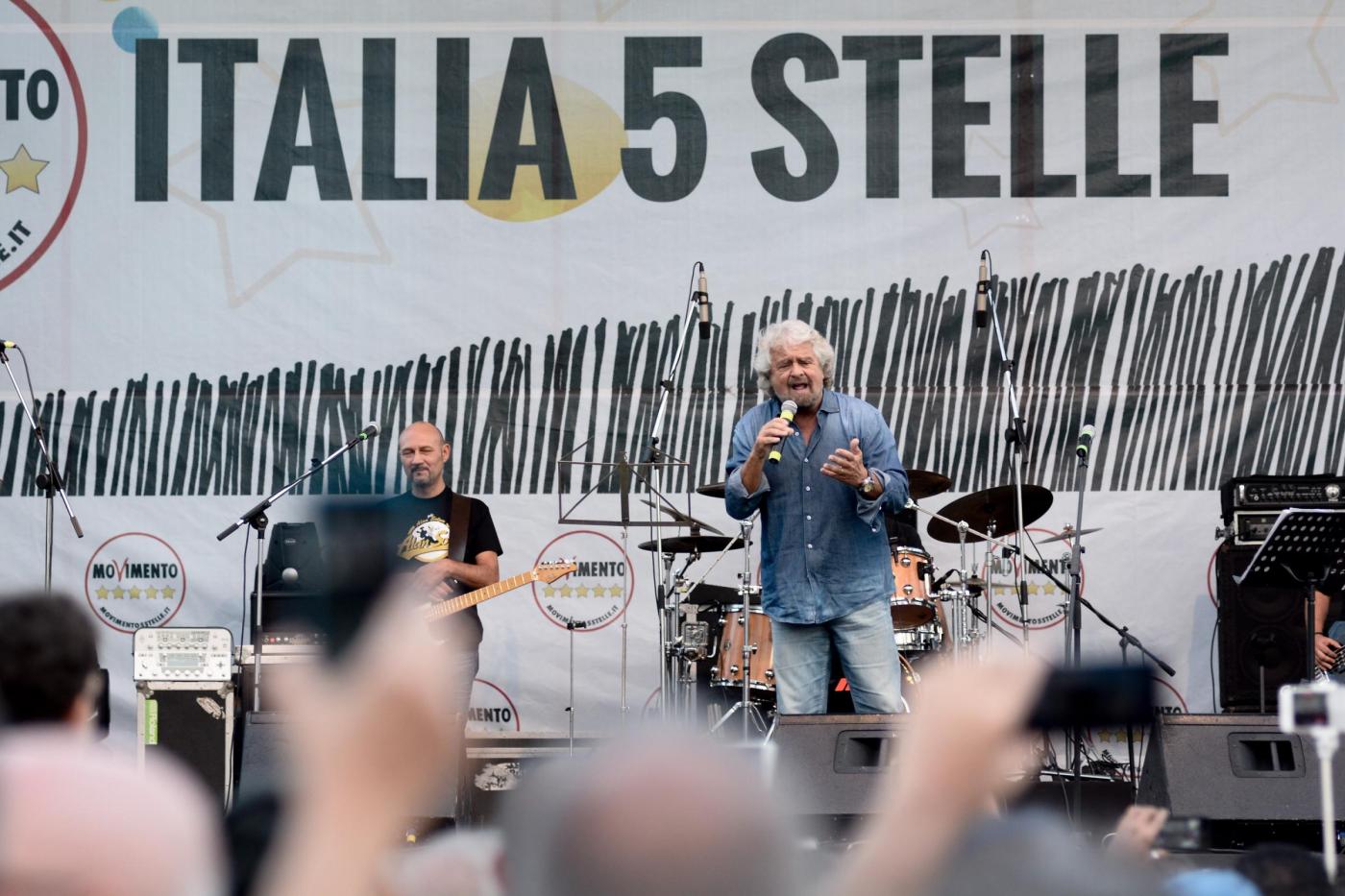 Beppe Grillo sul palco della festa nazionale del Movimeto 5 Stelle a Palermo