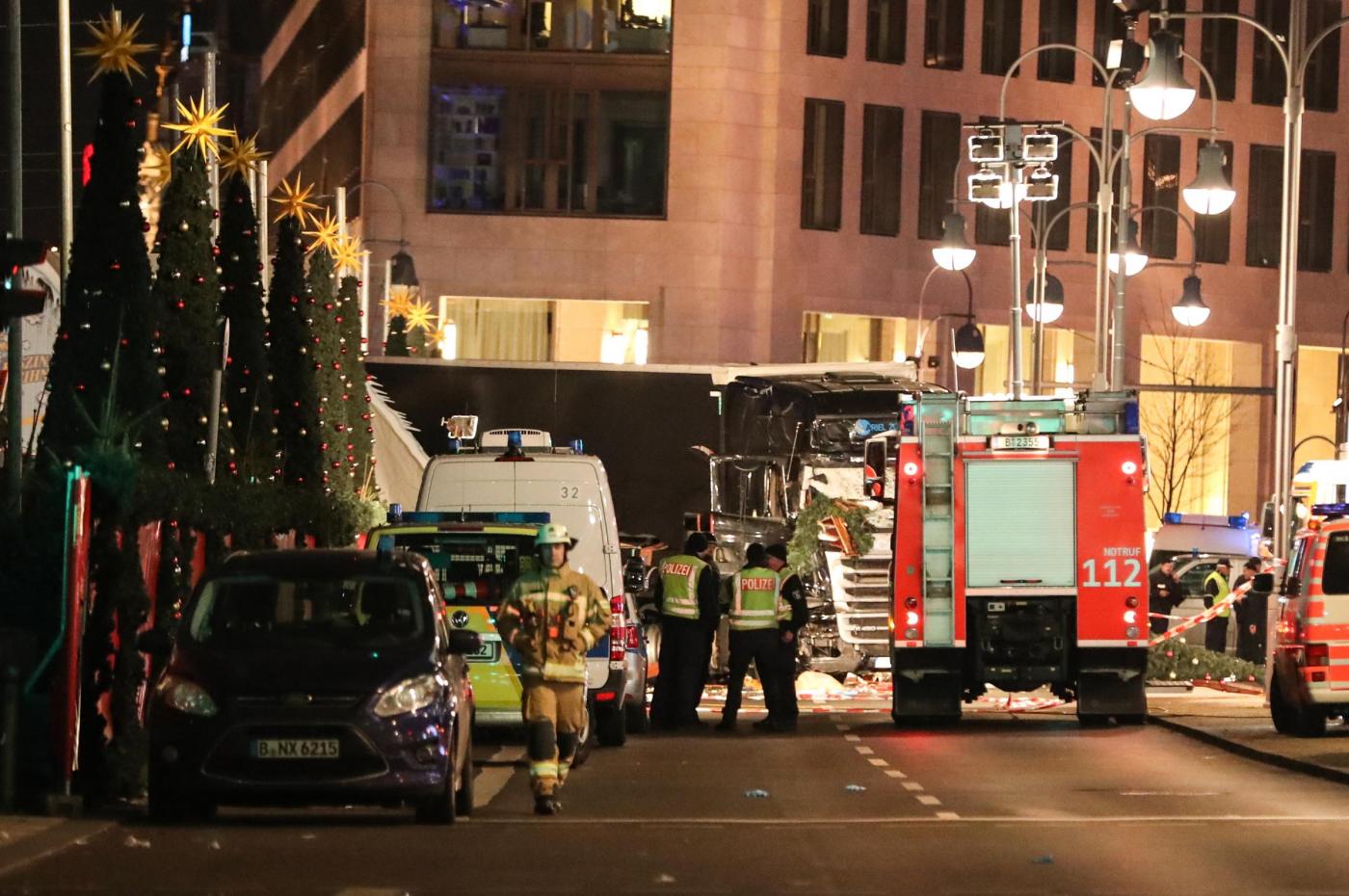 Camion travolge la folla a un mercatino di Natale a Berlino