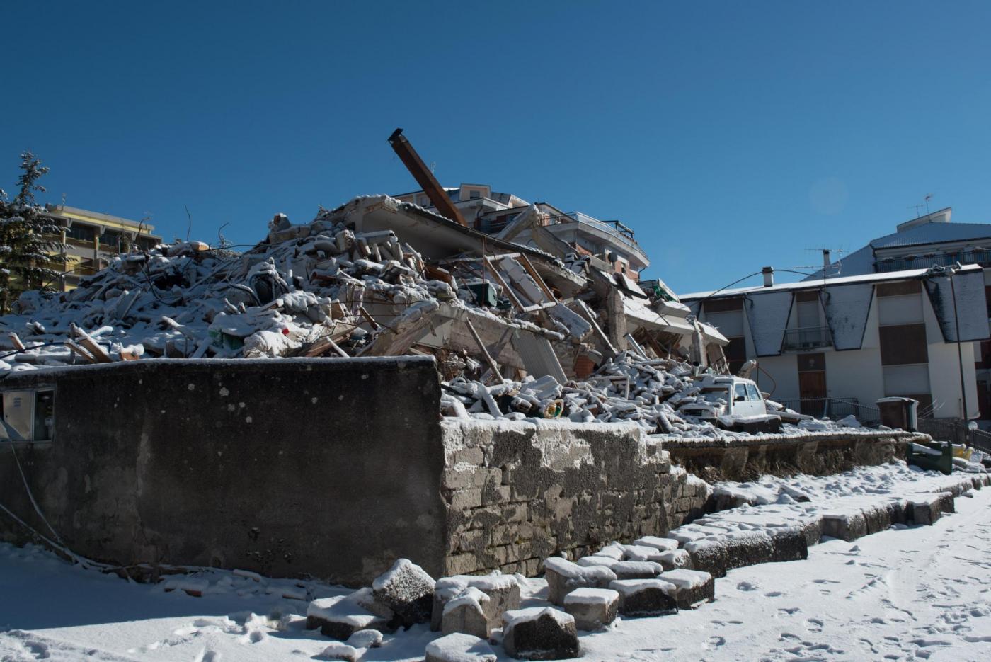 La città di Amatrice coperta dalla neve e il sindaco Sergio Pirozzi nel suo ufficio provvisorio