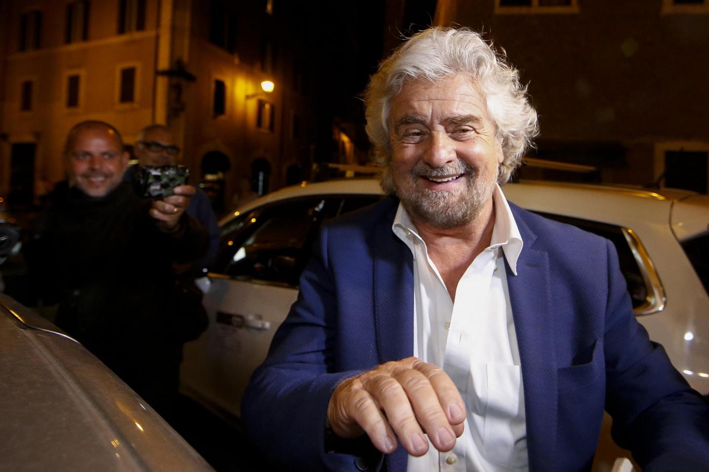 Beppe Grillo rientra all'Hotel Forum dopo l'incontro con i deputati del M5S