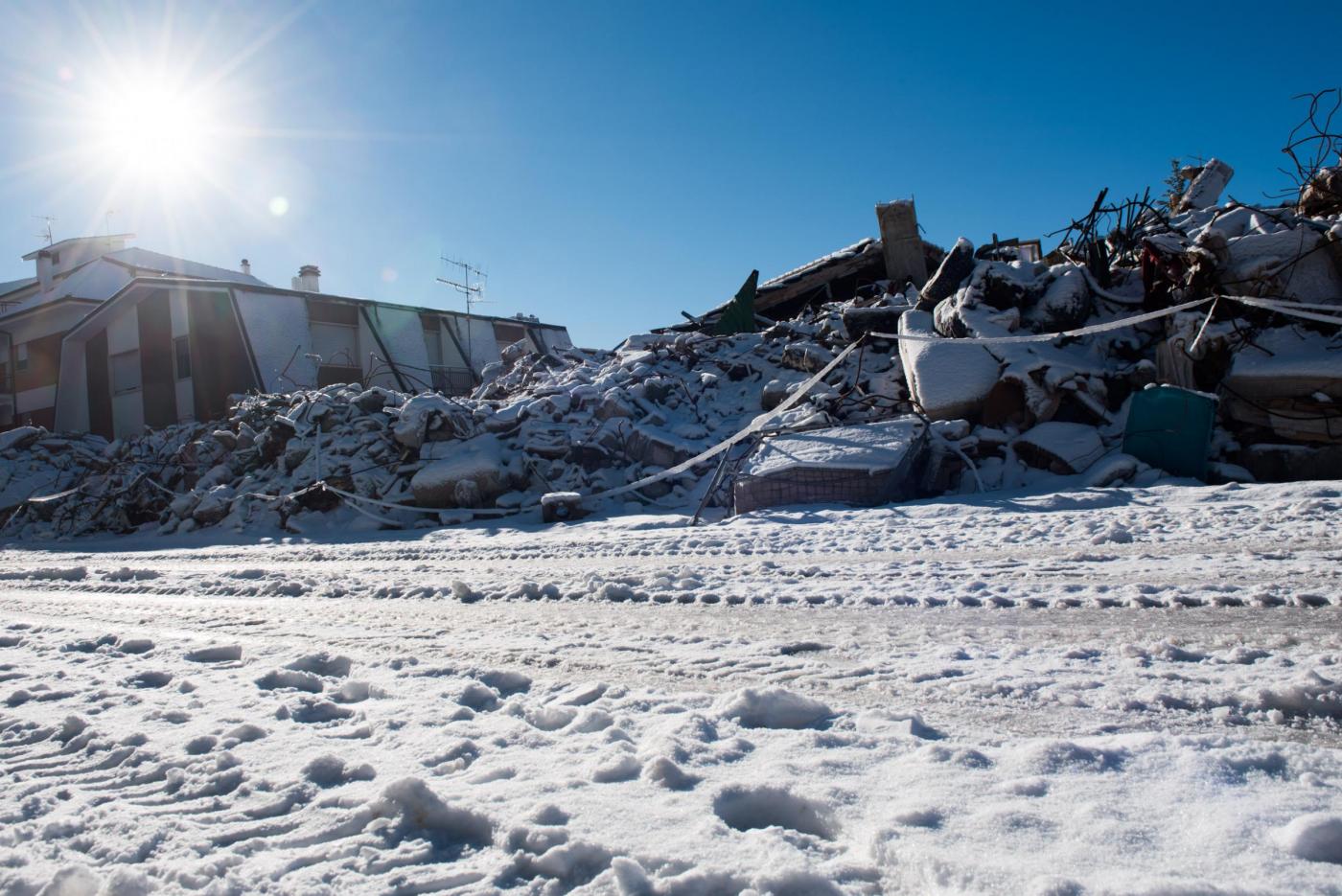 La città di Amatrice coperta dalla neve e il sindaco Sergio Pirozzi nel suo ufficio provvisorio