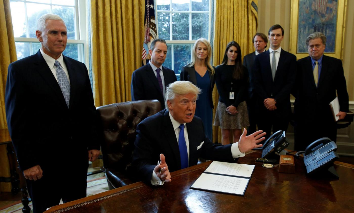 Presidente Donald Trump firma decreti alla Casa Bianca