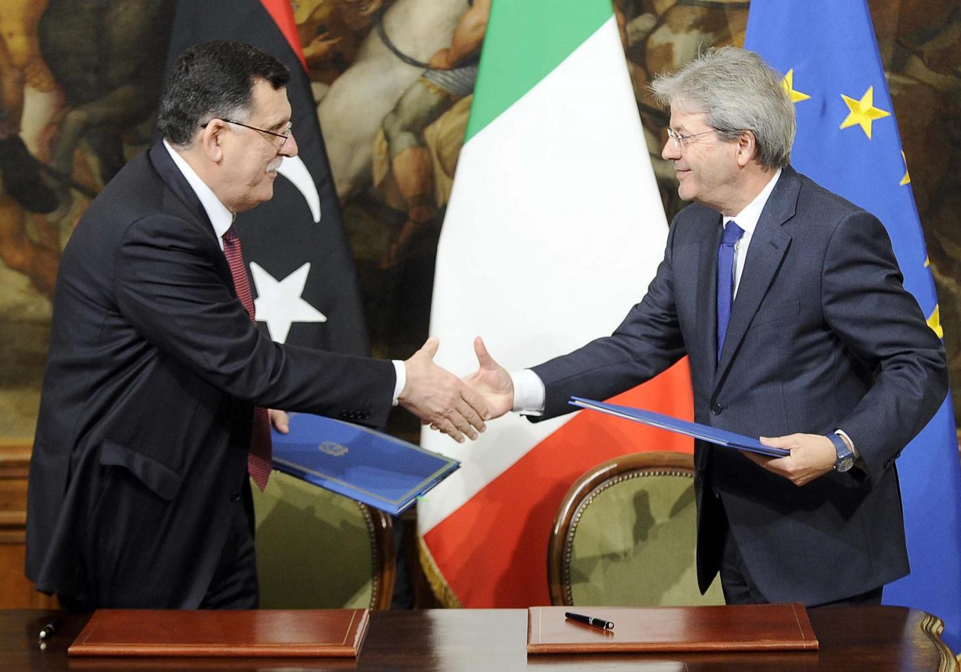 Paolo Gentiloni e Fayez al Sarraj firmano un protocollo di intesa su immigrazione