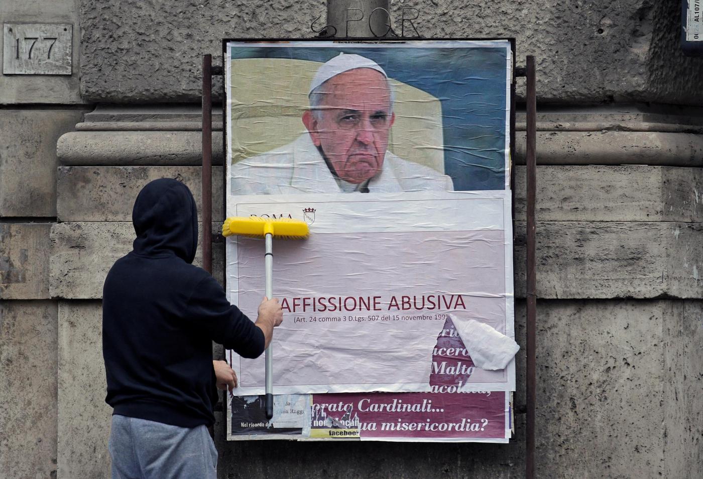A Roma rimossi manifesti di contestazione contro Papa Francesco