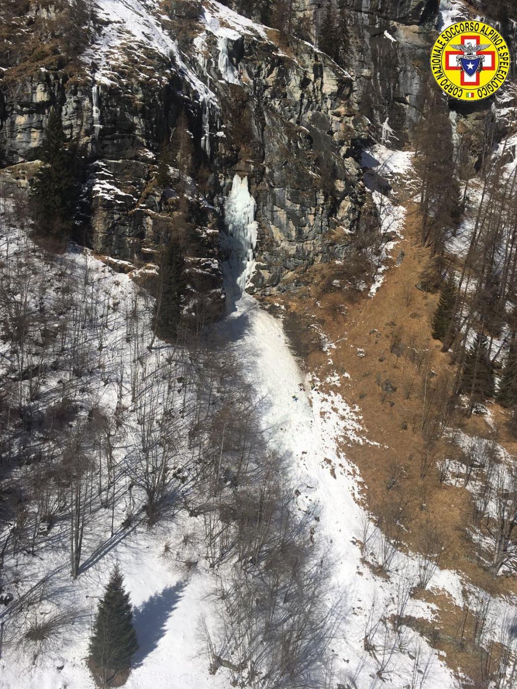 Val d'Aosta, crolla una cascata di ghiaccio a Gressoney: 4 scalatori morti