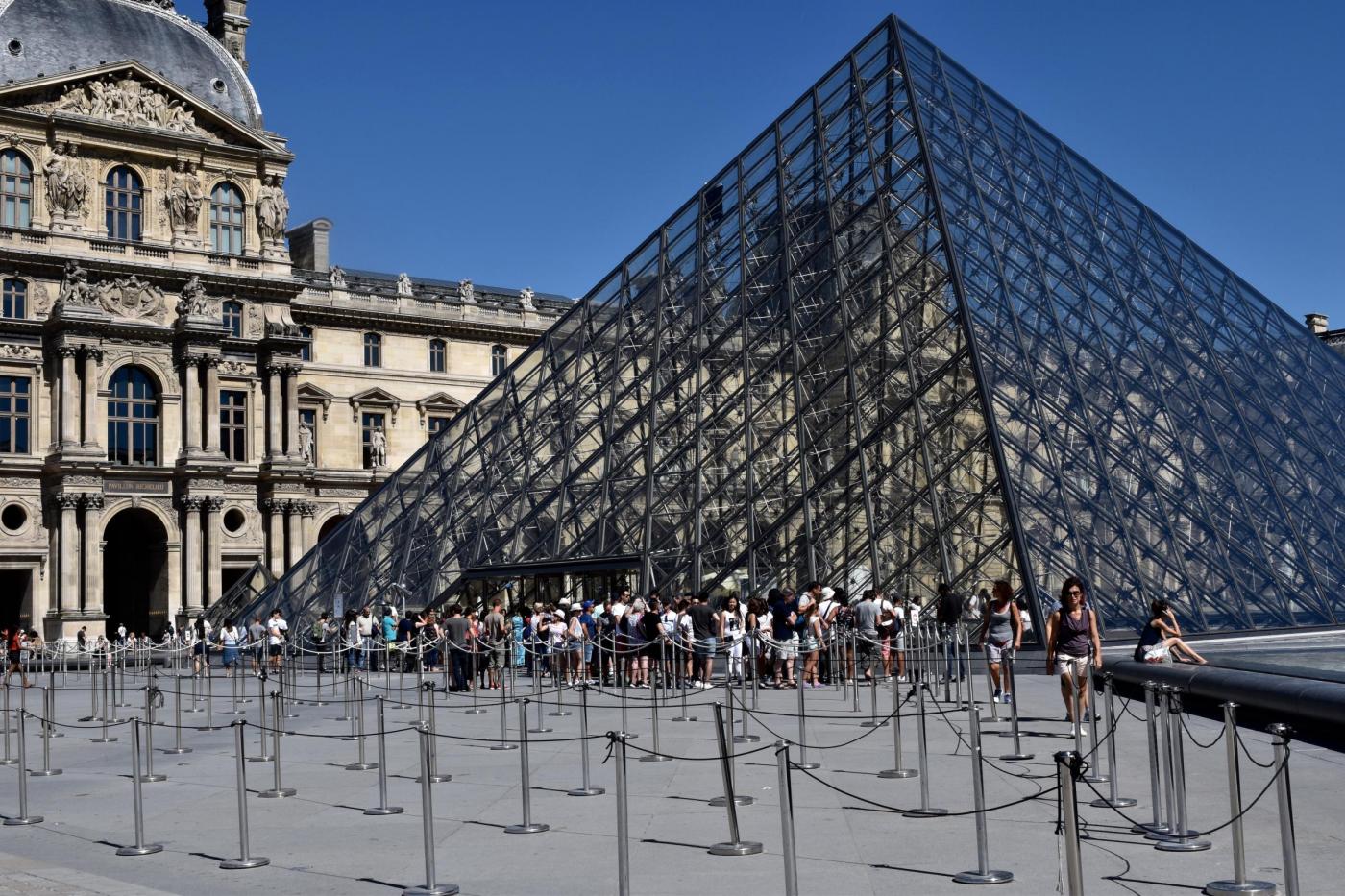 FRANCE PARIS TOURISTS DECLINE