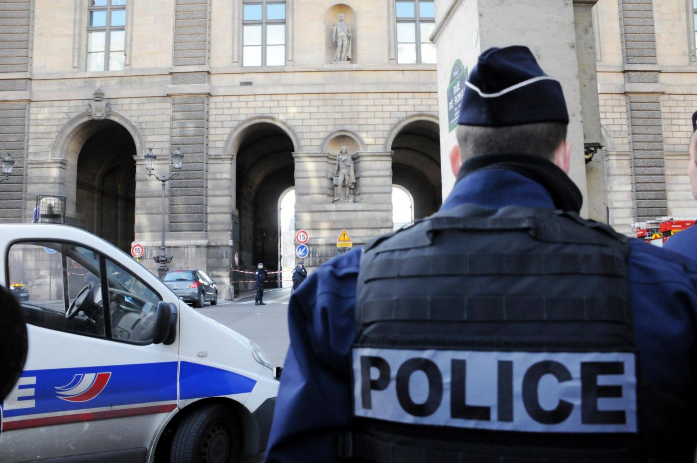 Parigi,soldato spara a uomo armato al Louvre