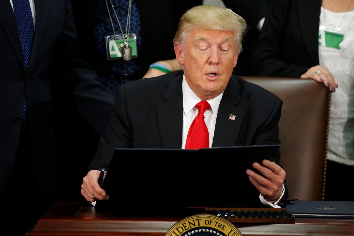 Usa, presidente Trump firma ordine esecutivo per muro a confine Messico
