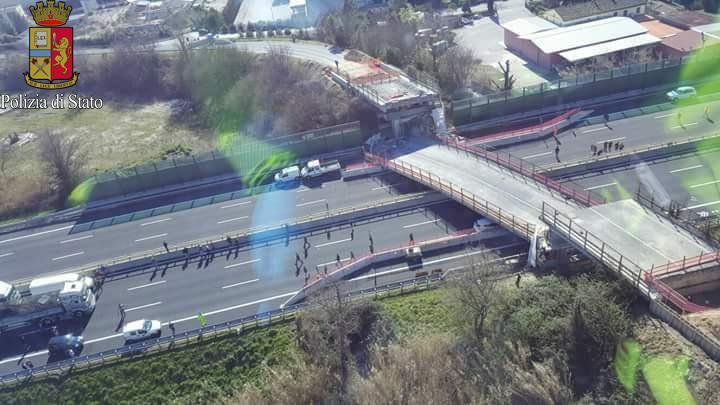 Ancona, crolla ponte sull'autostrada A14: almeno due morti e diverse persone ferite