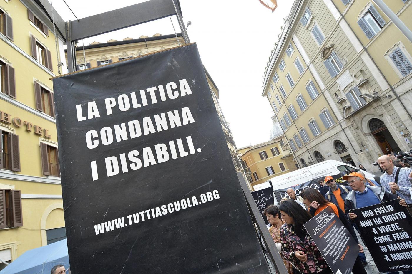 Manifestazione per sensibilizzare opinione pubblica su problematiche disabili