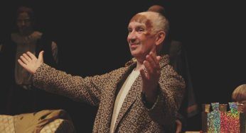 Il teatro è vuoto ma l’attore va in scena lo stesso e viene ricompensato