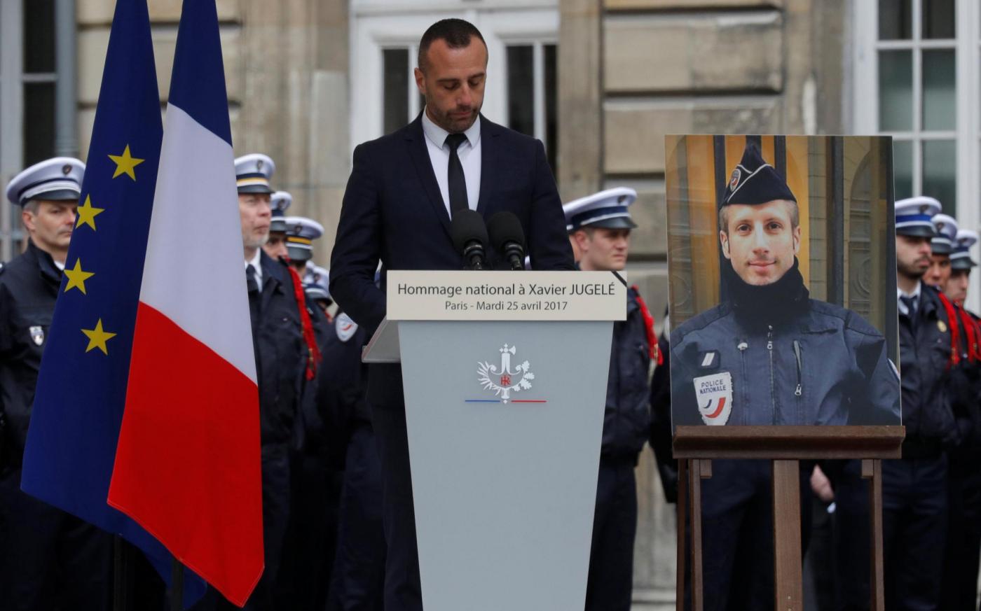 Parigi, cerimonia per commemorare Xavier Jugelé, il poliziotto ucciso in attacco su Champs Elysee