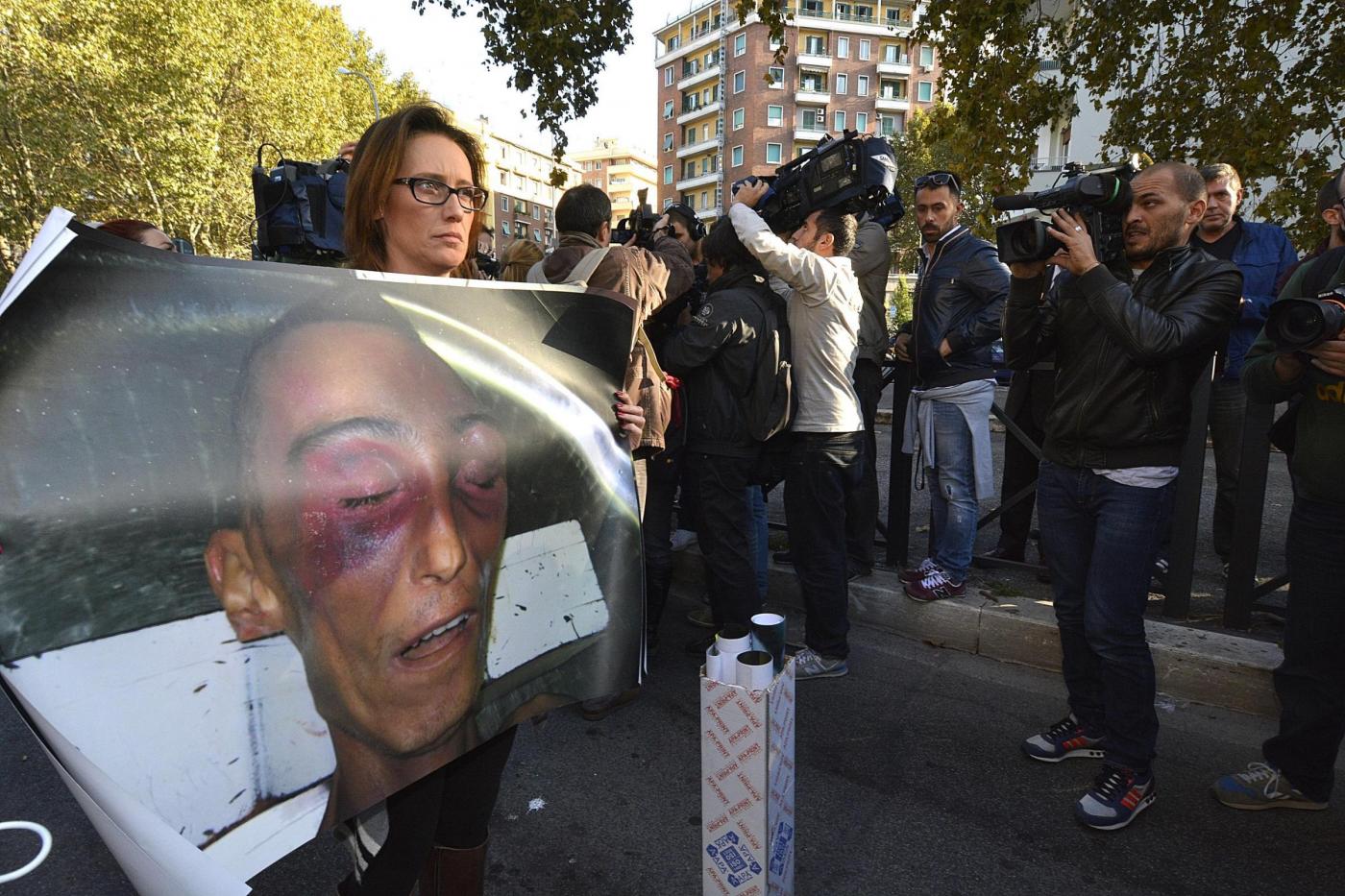 Ilaria Cucchi e i genitori in sit in davanti al Palazzo di Giustizia di Roma con le foto di Stefano Cucchi