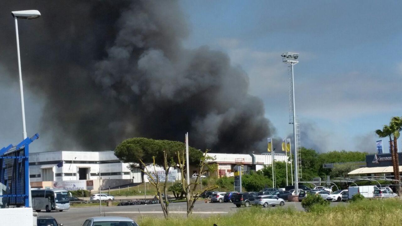 Incendio allo stoccaggio dei rifiuti della Eco X di Pomezia