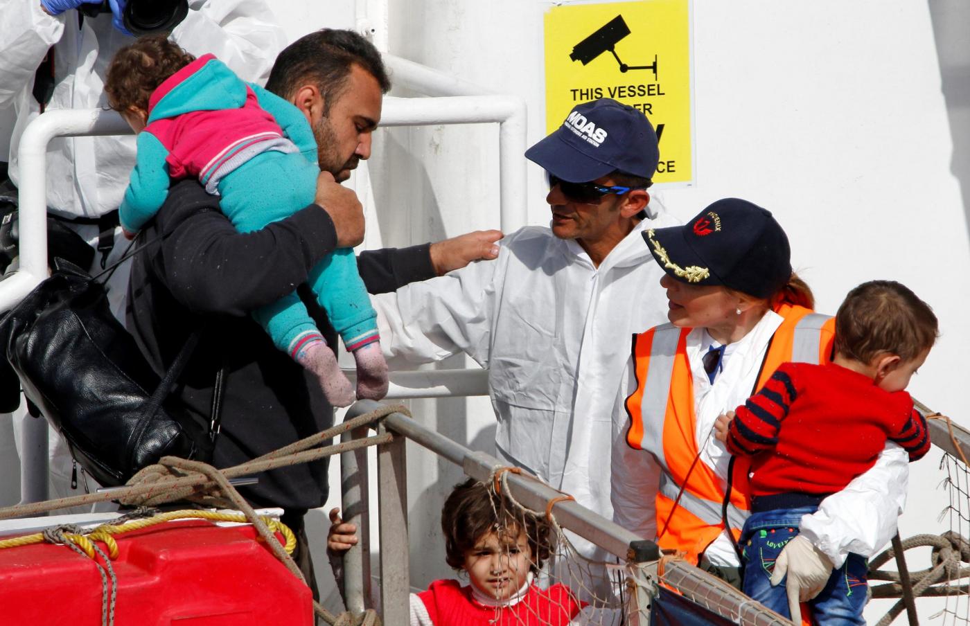 Migranti, sbarca la nave di soccorso Phoenix a Catania