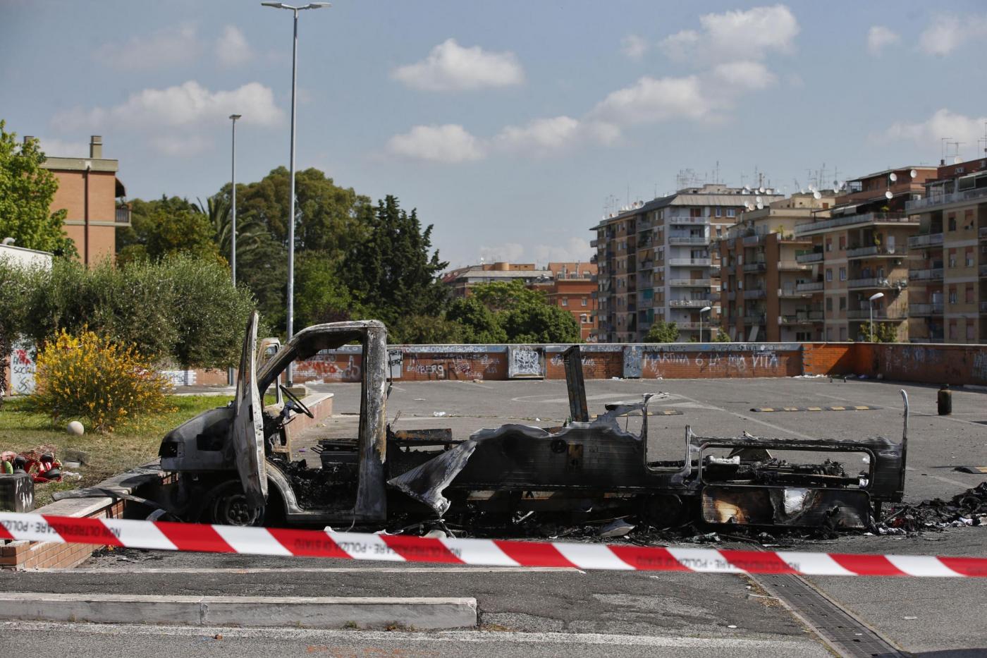 Roma, camper in fiamme in via Guattari: morte una ragazza e due bambine
