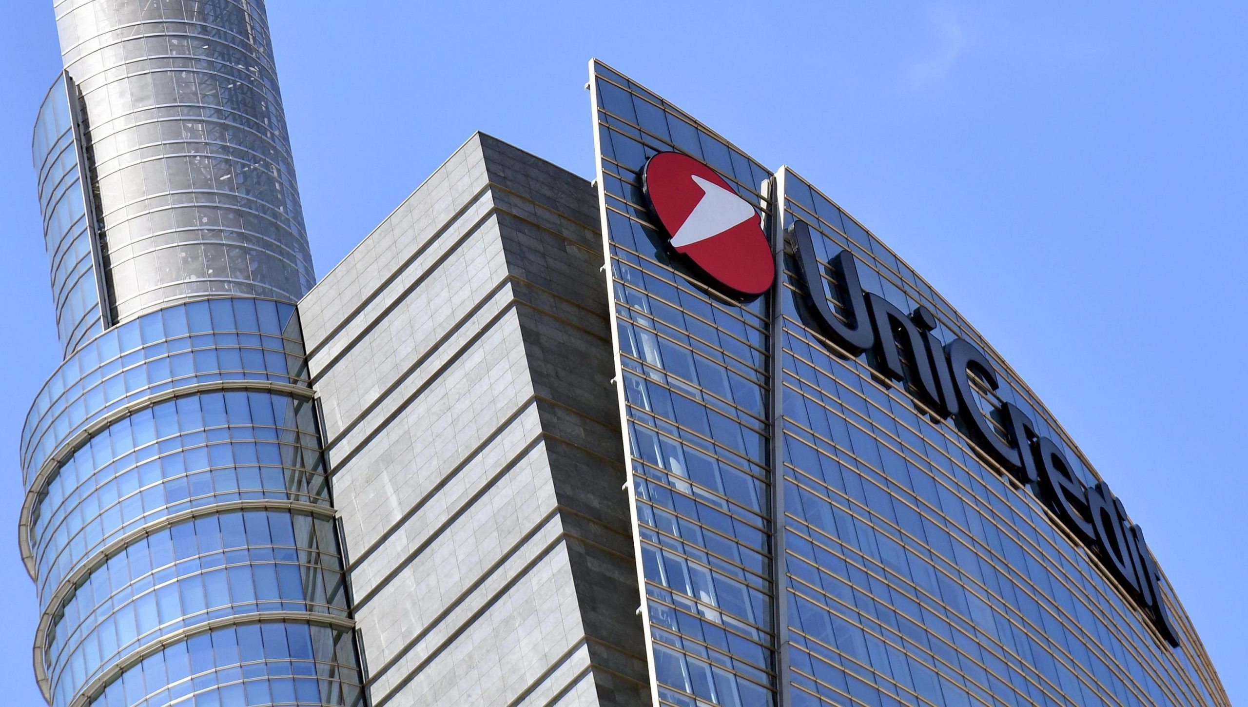 Unicredit: finalizza cessione 17,7 mld sofferenze