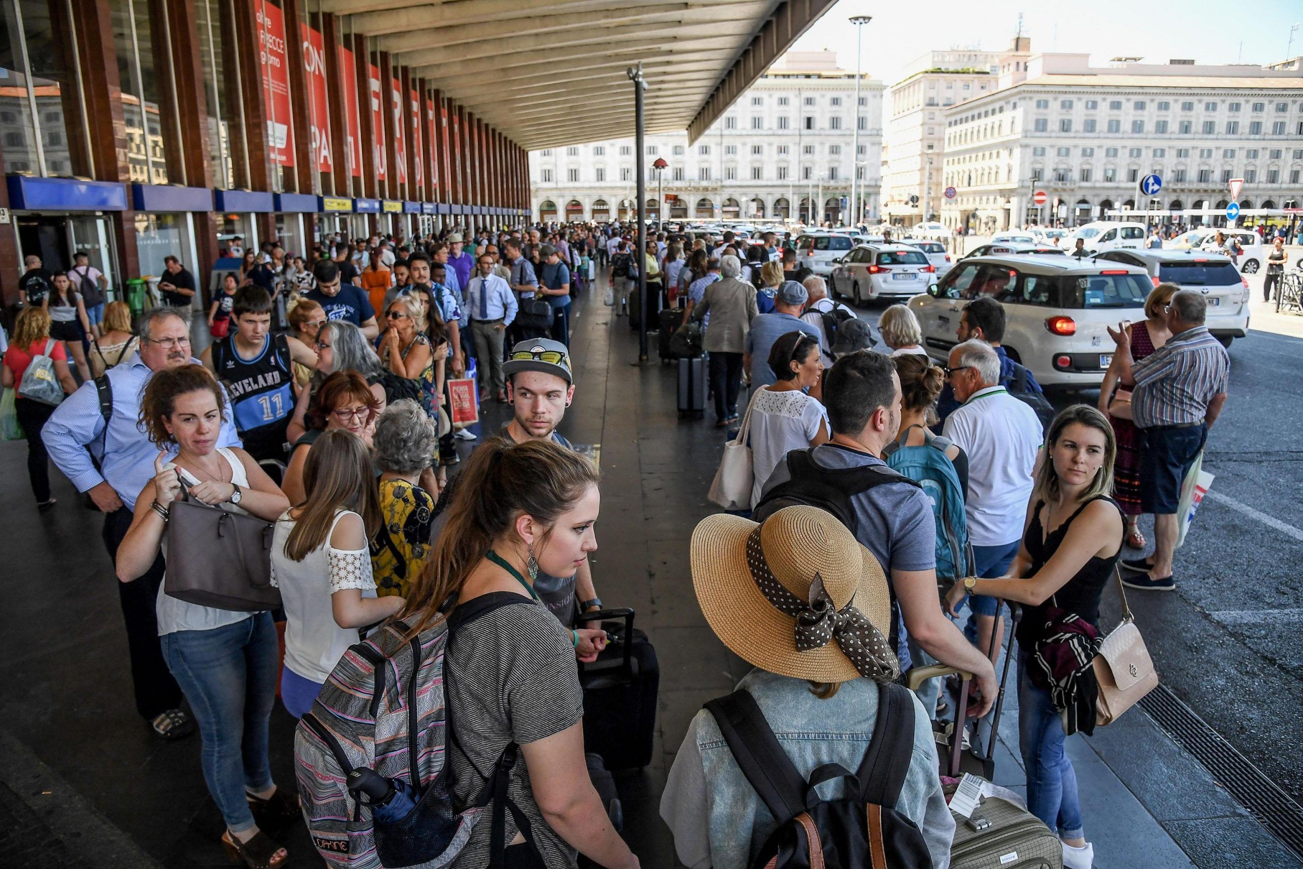 roma passeggeri in attesa foto repertorio