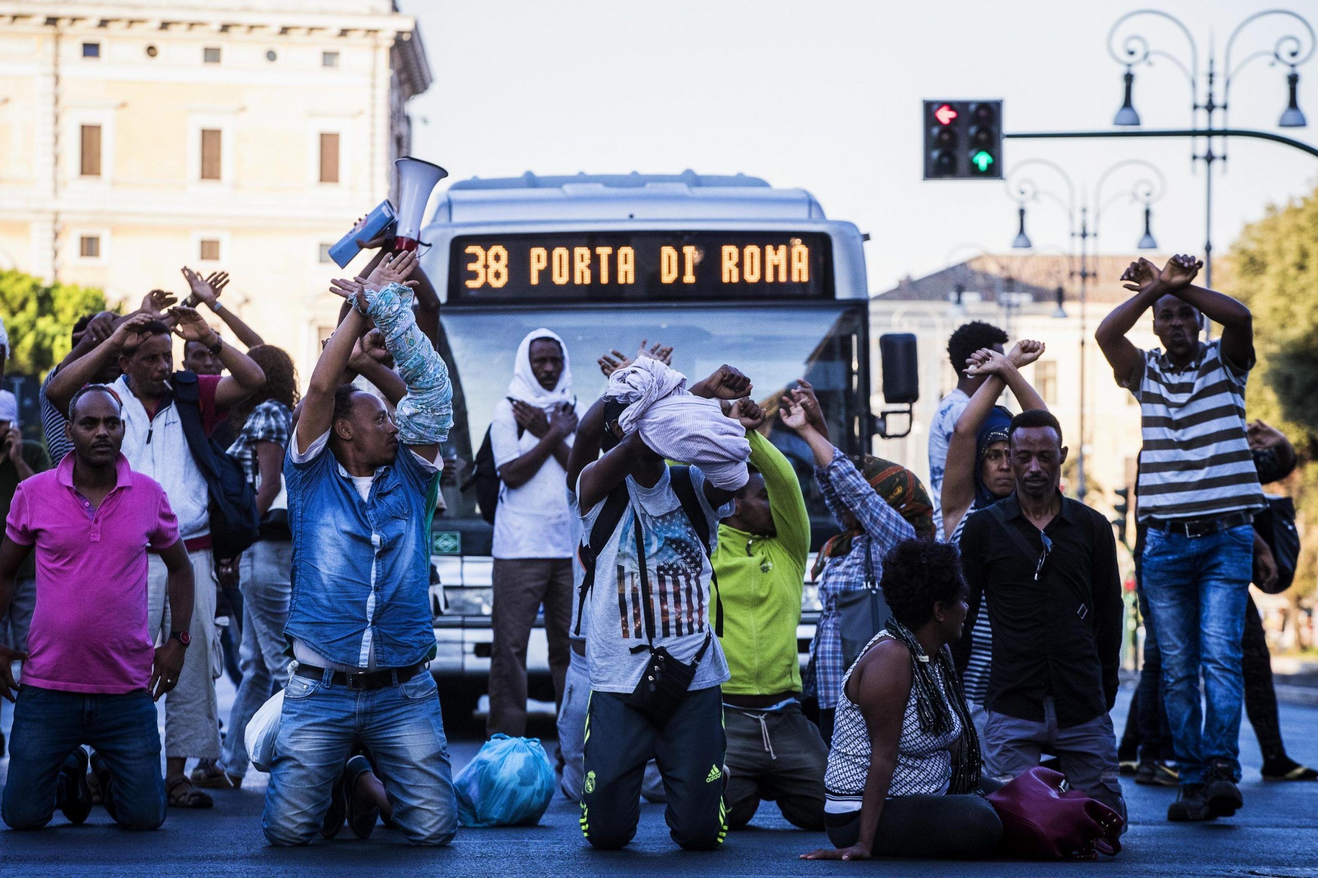 Migranti sgomberati a Roma: bombole contro agenti