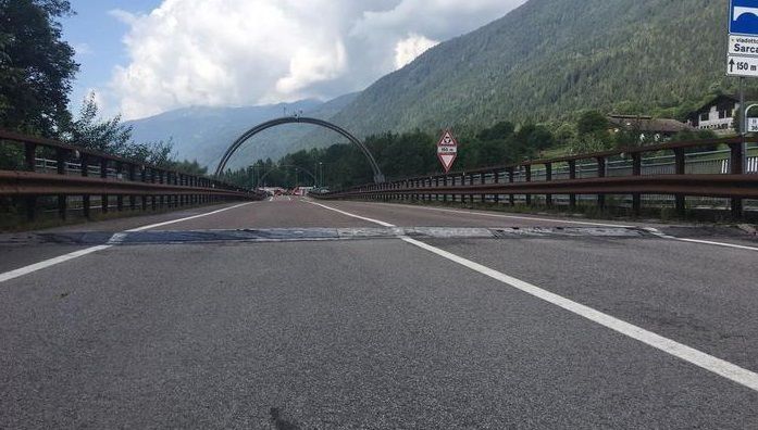 Il ponte della circonvallazione Caderzone Strembo chiuso
