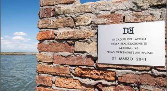 Targhe ‘commemorative’ dal futuro: i messaggi distopici contro l’era digitale [INTERVISTA]