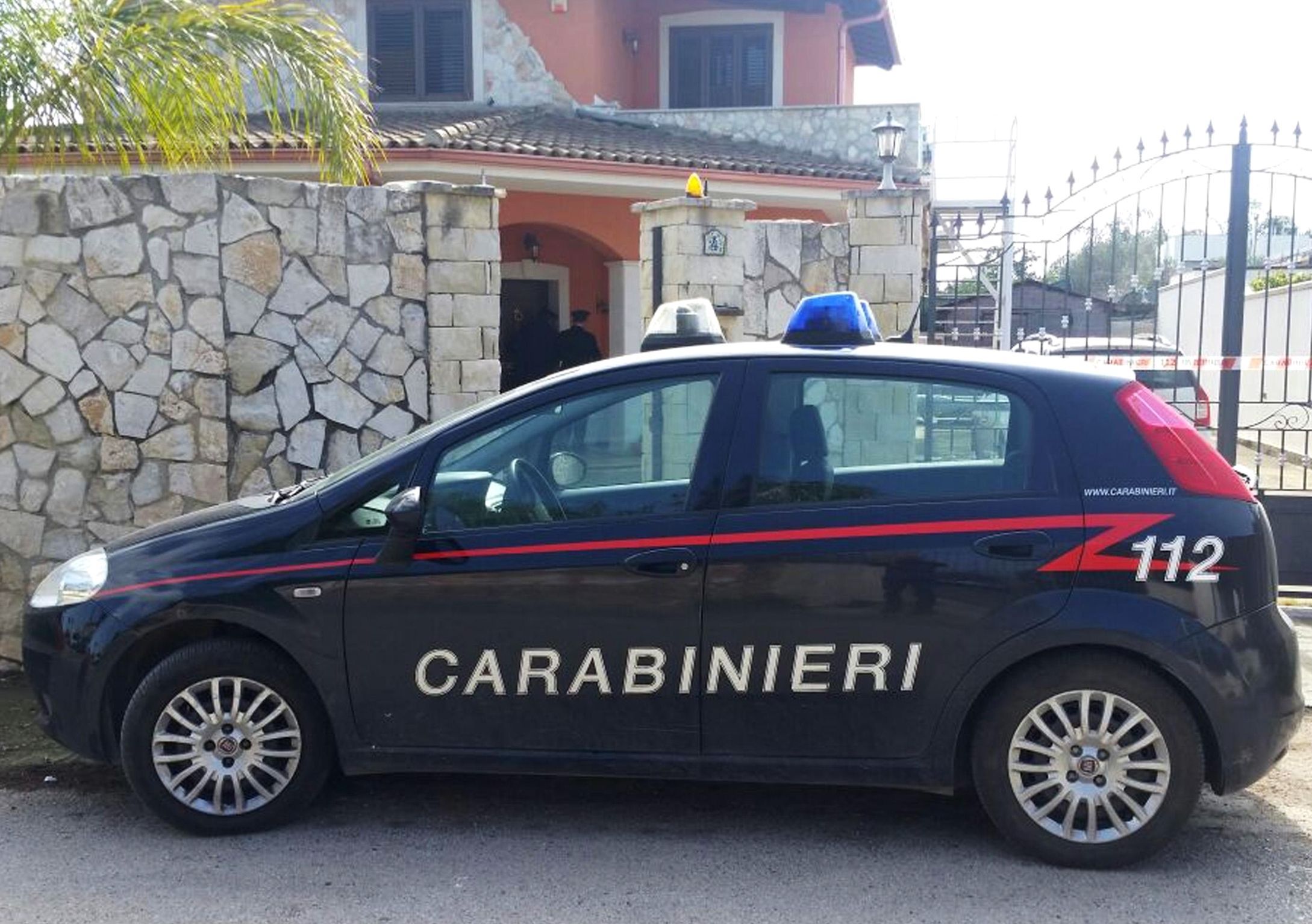 Carabiniere donna si uccide, ferito il fidanzato poliziotto