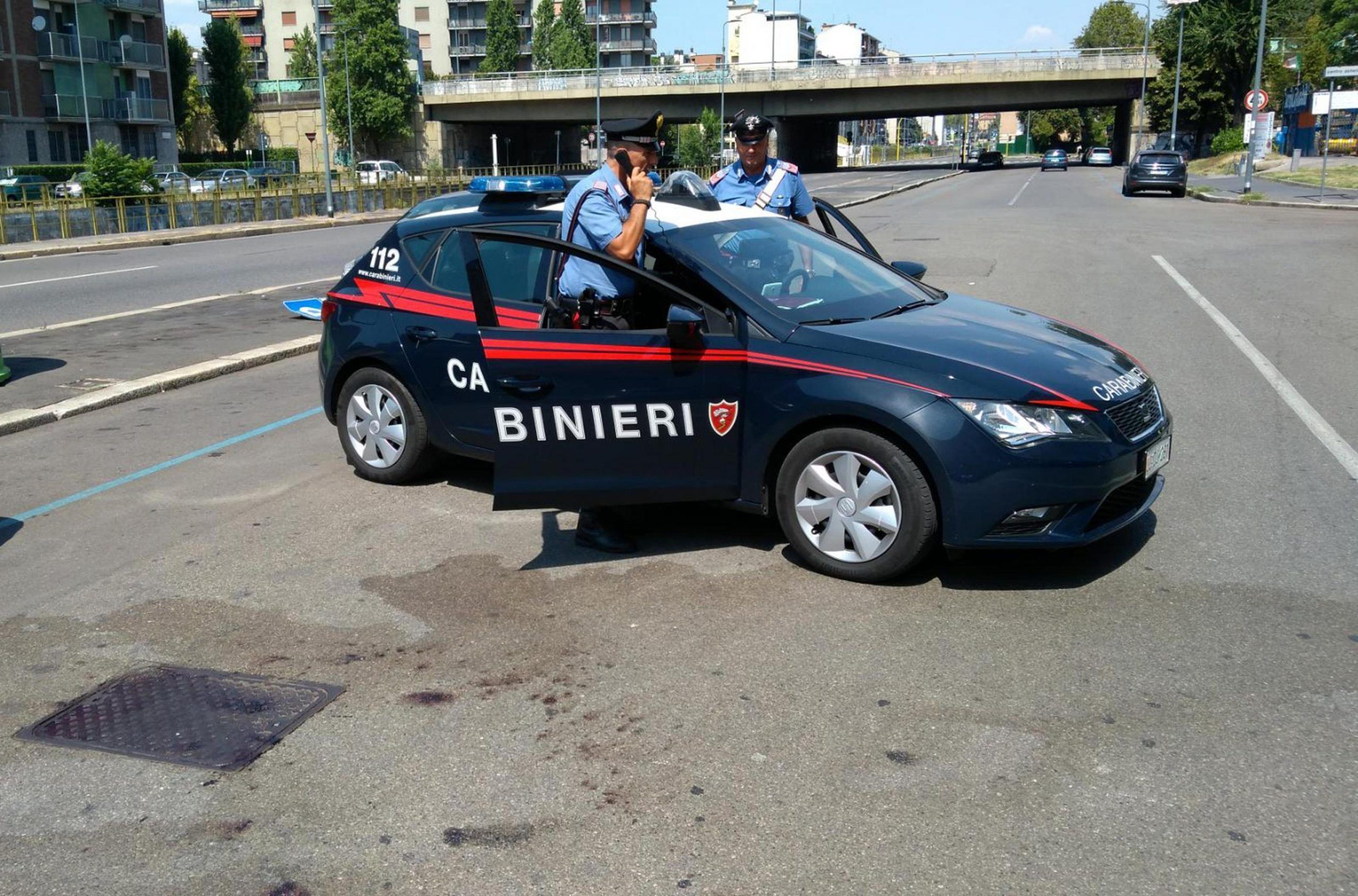 Follia a Milano:colpito in strada da vicino, gravissimo