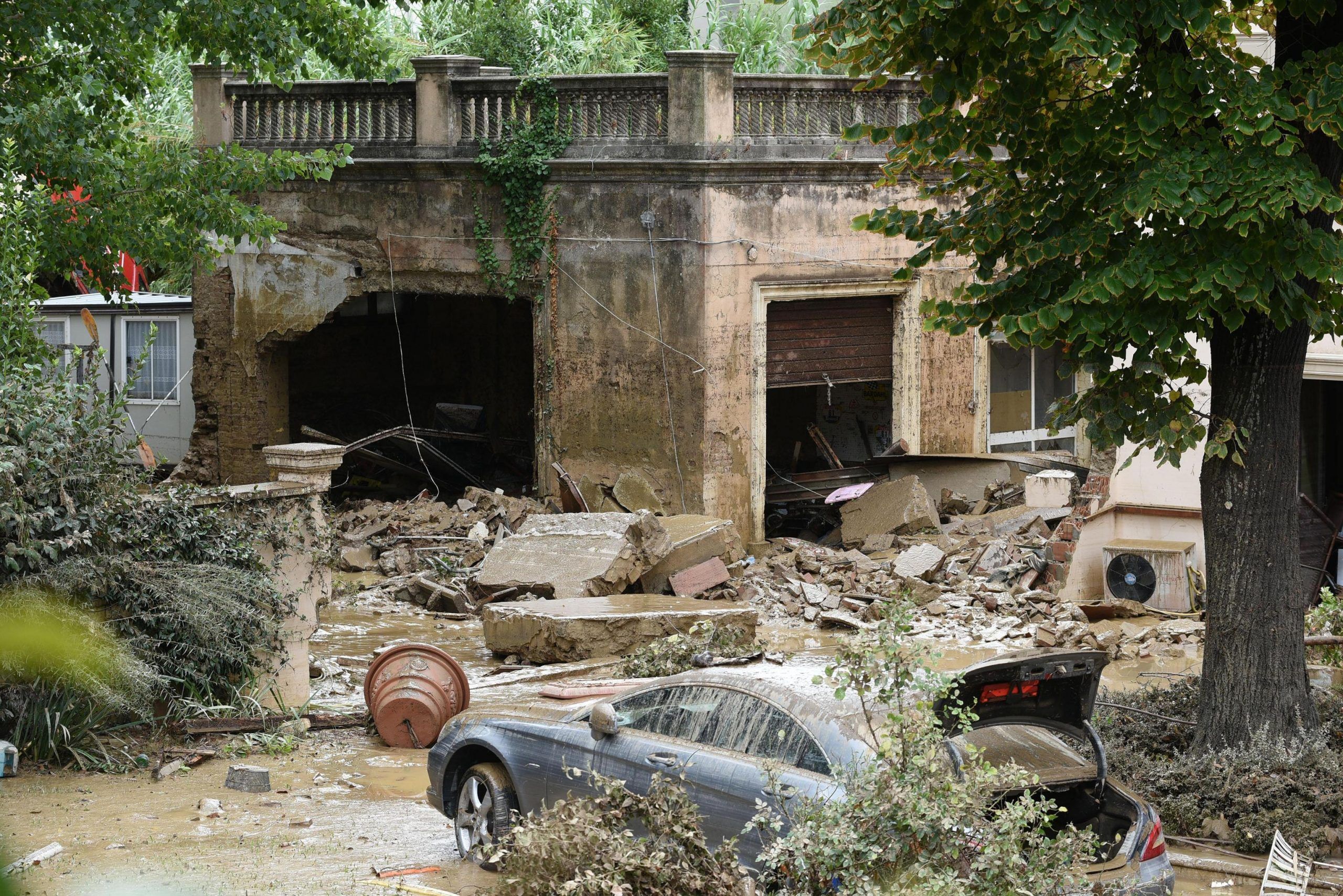 >>>ANSA/ NUBIFRAGIO DEVASTA LIVORNO, SEI MORTI E DUE DISPERSI