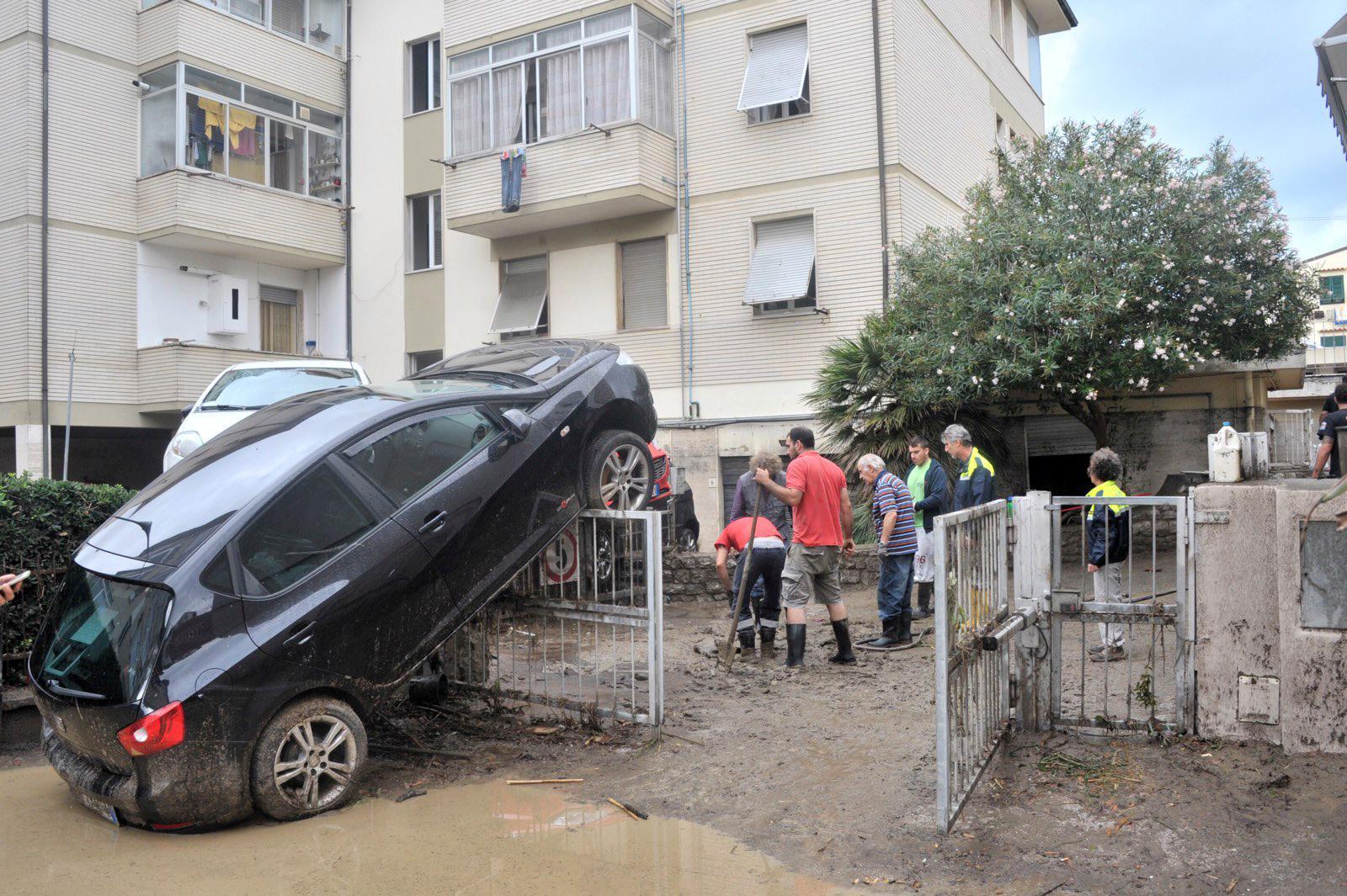 Maltempo: a Livorno riprese all'alba ricerche dei 2 dispersi