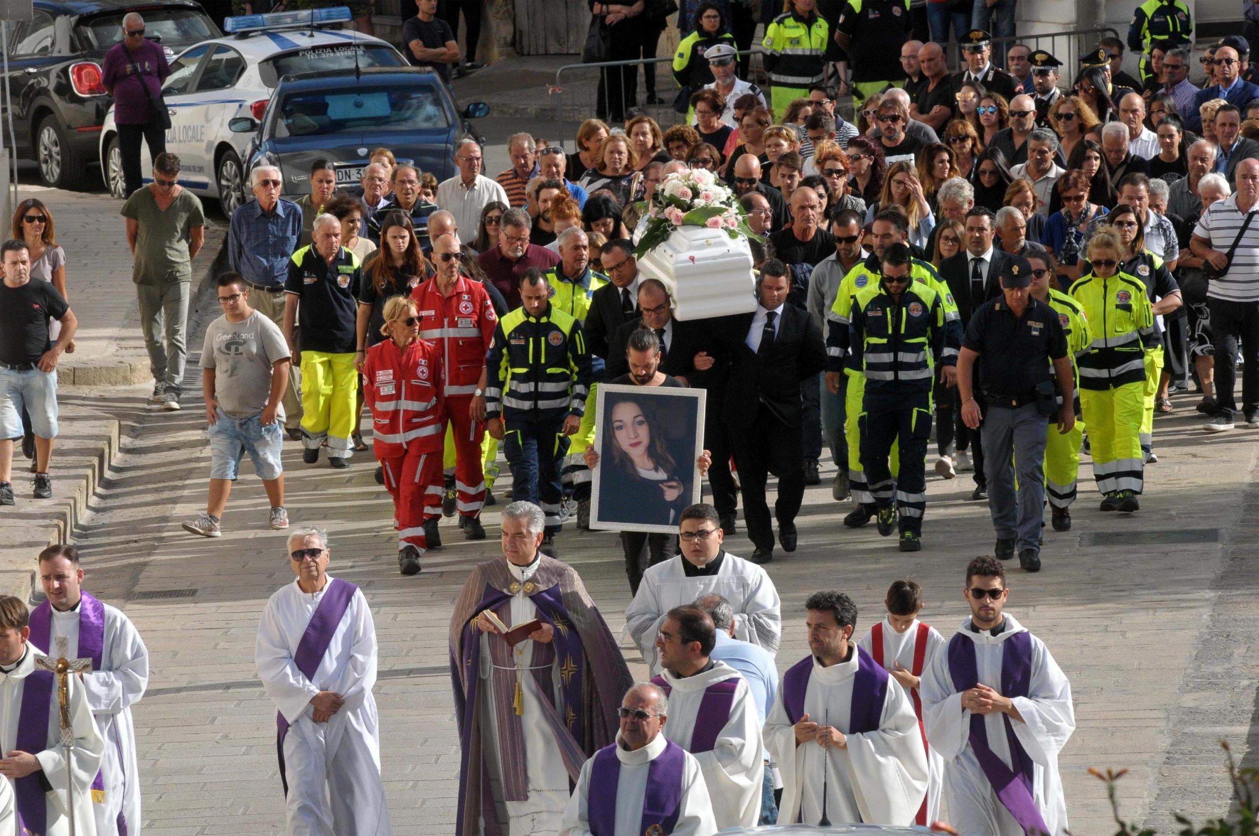 Noemi: feretro portato in chiesa tra ali di folla e applausi