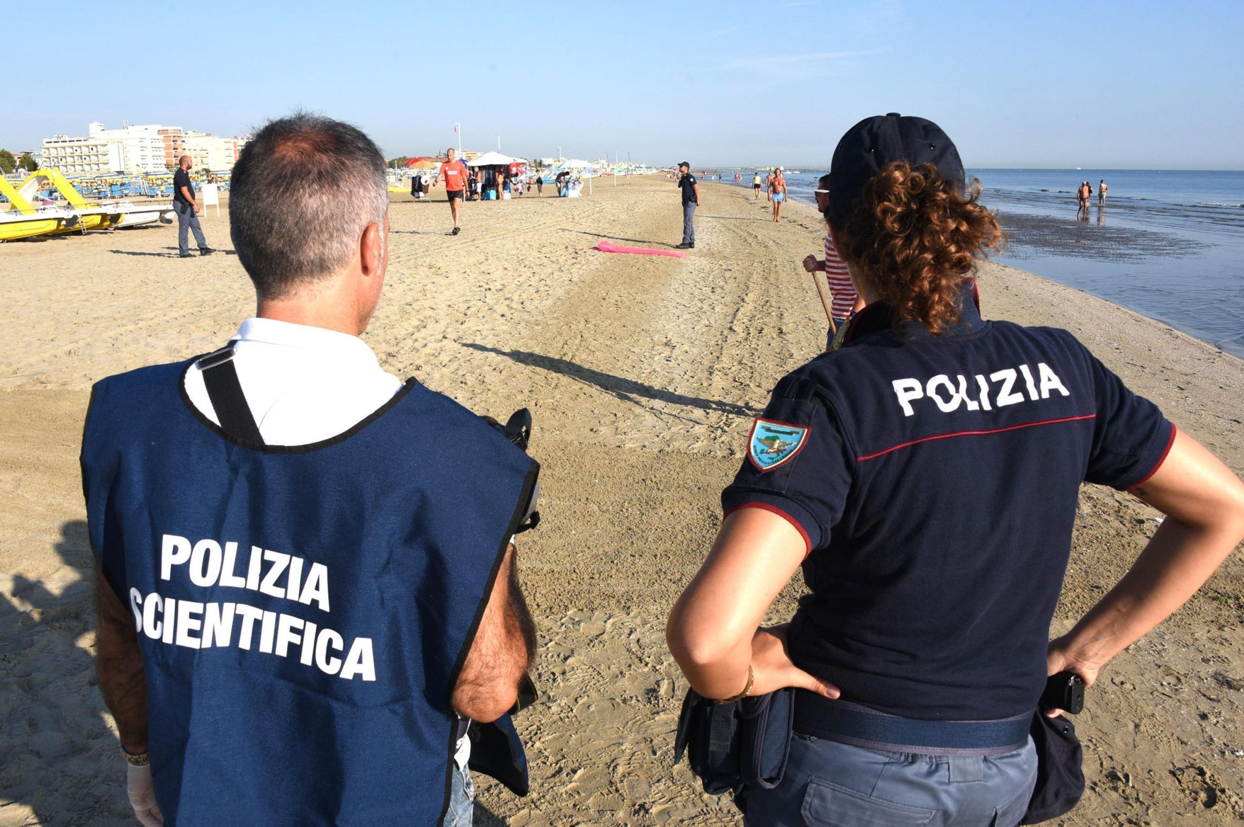 DONNA STUPRATA, FIDANZATO PICCHIATO IN SPIAGGIA A RIMINI