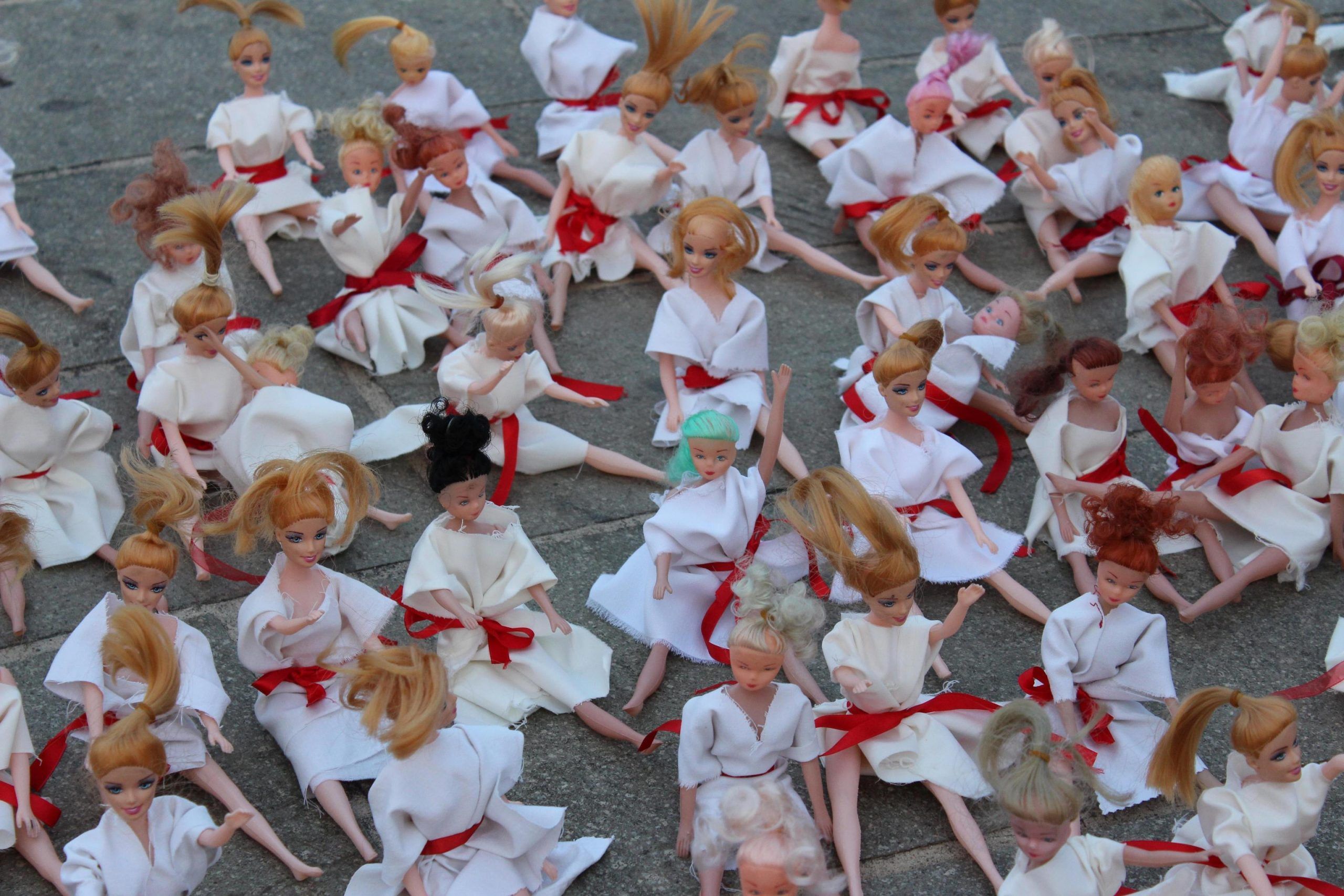 800 bambole nude da rivestire contro la violenza sulle donne