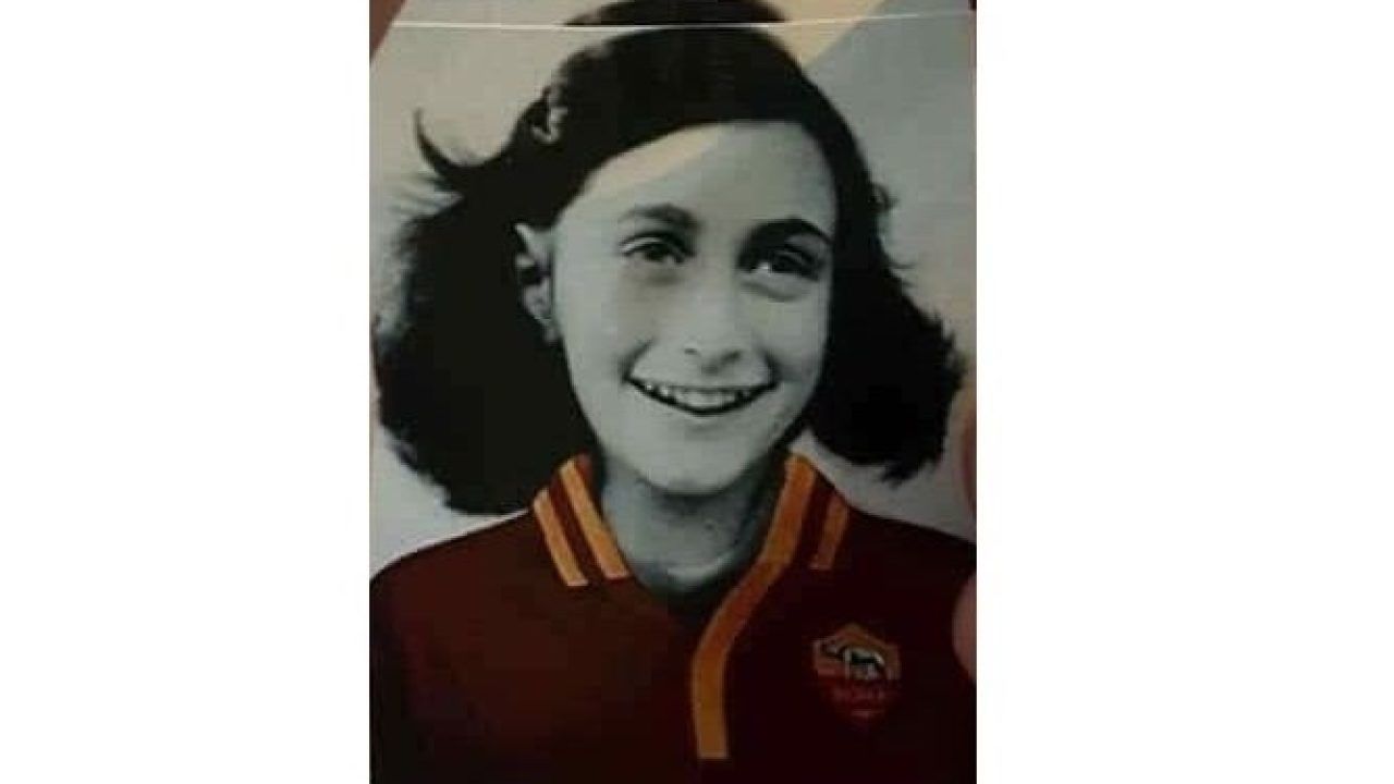 Adesivi di Anna Frank con la maglia della Roma attaccati in Curva Sud dai  laziali