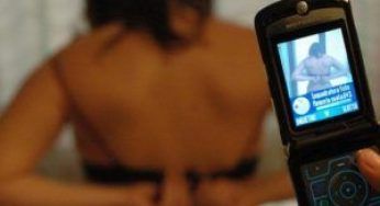 Vende foto hot della figlia 13enne per 50 euro, indagata la mamma