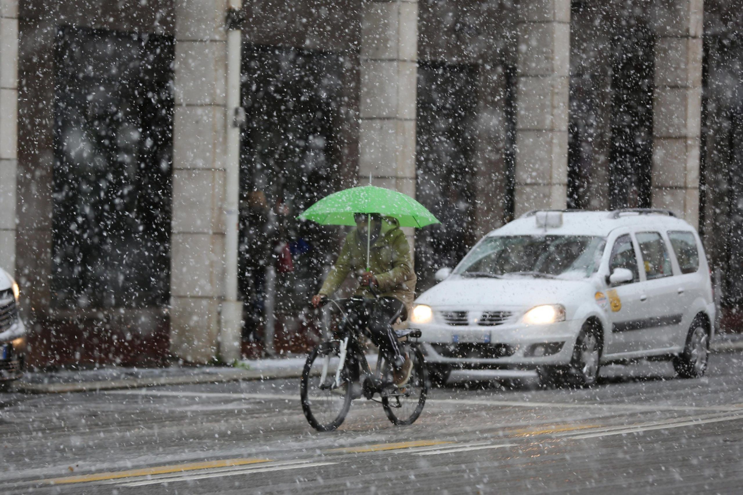 Maltempo: pioggia e neve su E R, fiocchi cadono su Bologna