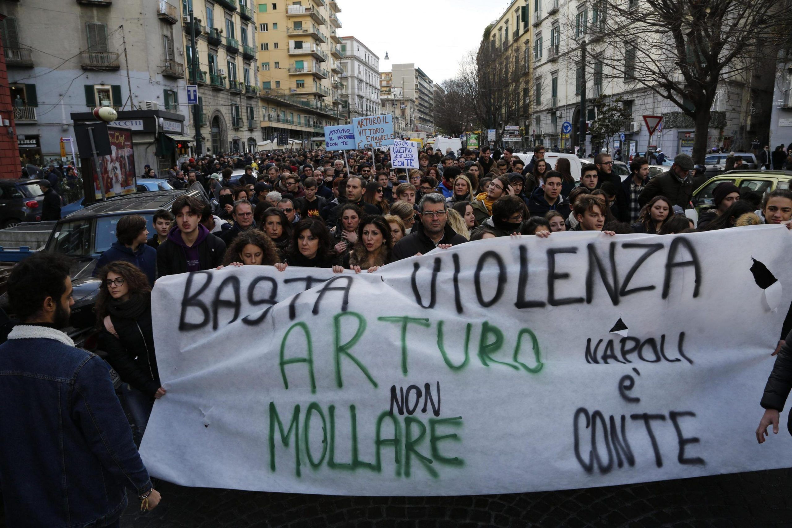 Manifestazione a Napoli dopo la violenza delle baby gang