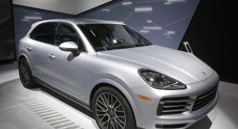 Lavoratori senza stipendio, ma l’amministratrice si compra la Porsche e se ne vanta su Facebook