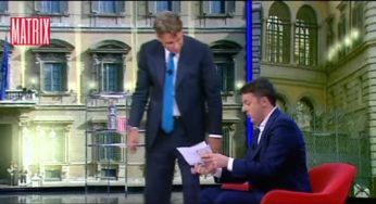 Renzi mostra il conto corrente in tv: «Oggi ho 15.859 euro»