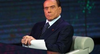 Berlusconi e la gara di pipì con Confalonieri: «Ha vinto lui»