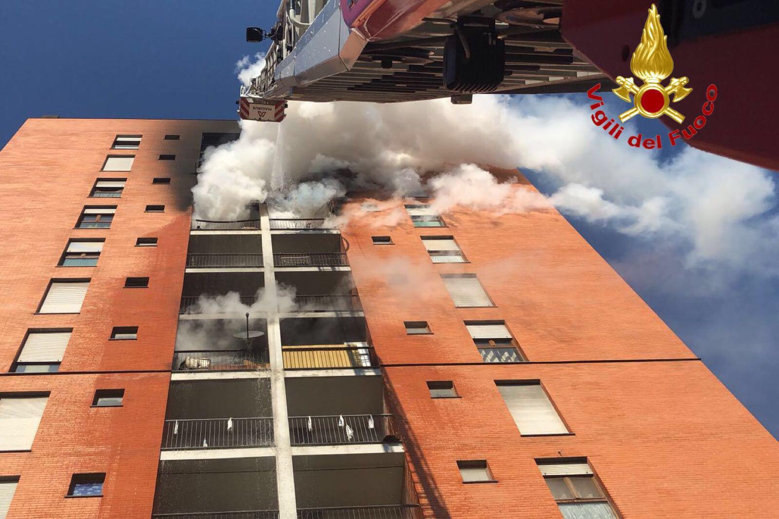 Fiamme in palazzo Milano: gravissimo un bambino